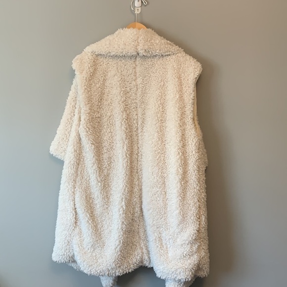 Aerie Sherpa Vest - Picture 5 of 15